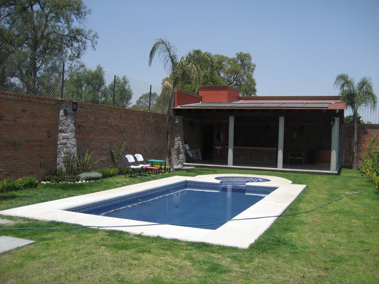 Alberca compartida y zona de asador del conjunto Hacienda de Maples, Texcoco
