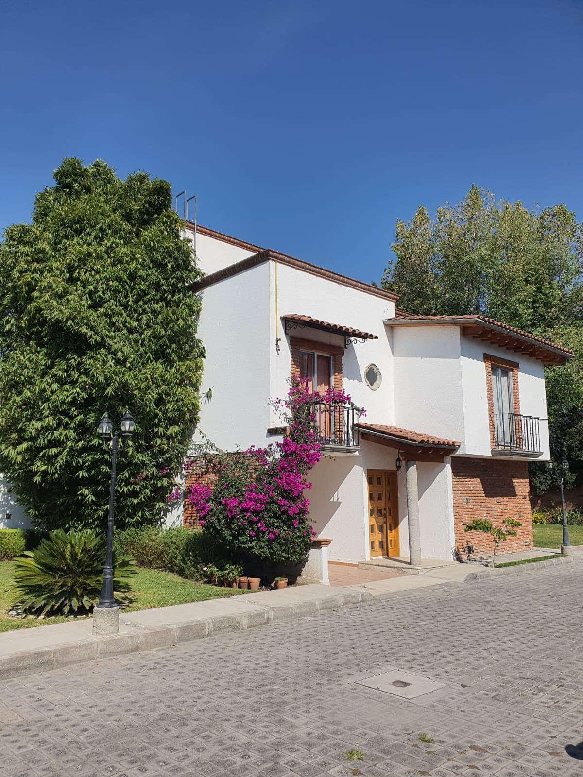 Casa del conjunto Hacienda de Maples con balcones y bugambilias